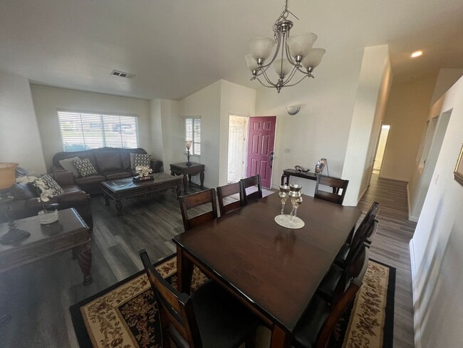 Building Photo - Spacious 4-Bedroom Home in Desirable Apple Valley Neighborhood