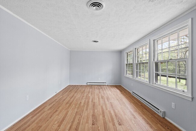 Building Photo - Updated 3-Bedroom Home on Quiet Street in Charlotte Court House!