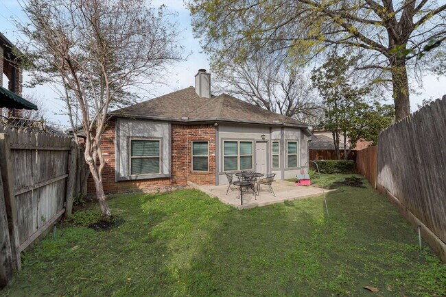 Building Photo - Garden haven 3 bed 2 bath home in H-E-B school district