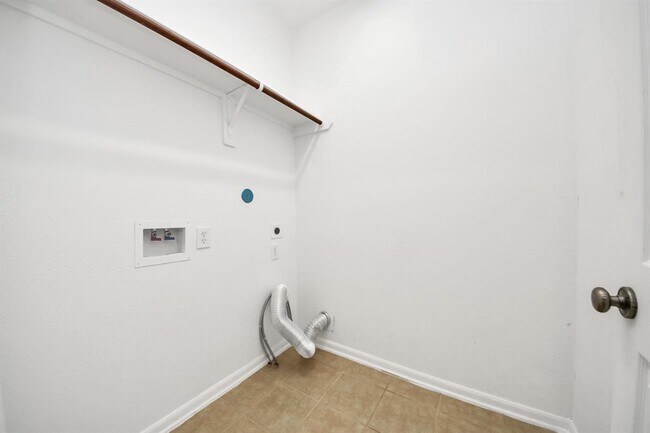 Building Photo - 7447 Oakwood Canyon Dr