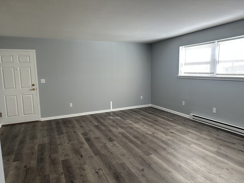 Building Photo - Colonial Court