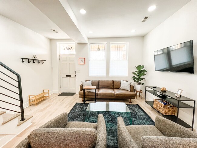 Building Photo - RENOVATED TOWNHOME WITH DECK BY METRO