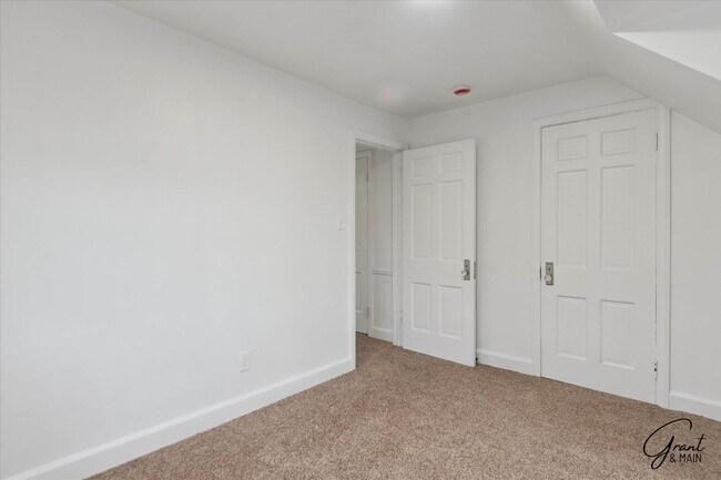 Building Photo - $1290 3 bedroom bungalow