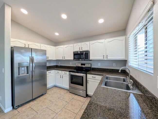 Building Photo - 15746 W Elm St