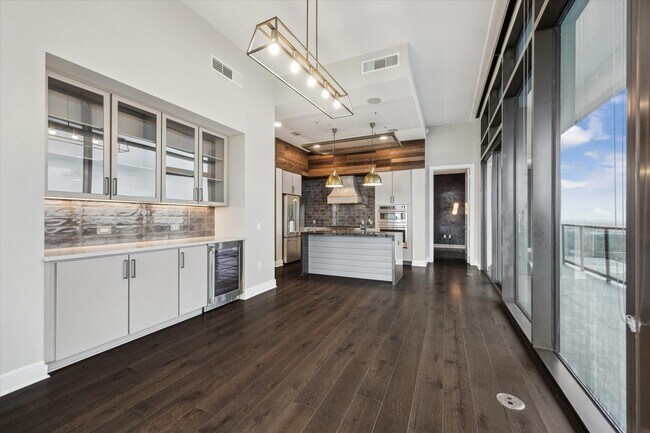 Building Photo - 9757 Katy Fwy