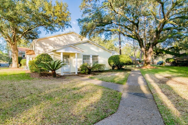 Primary Photo - 2 Bed/1 Bath Condo with In-Ground Pool