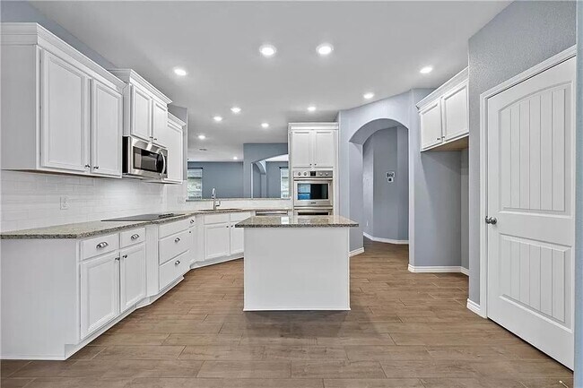Building Photo - 605 Lister Dr