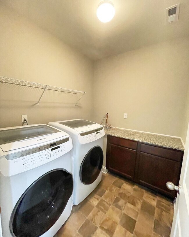 Building Photo - Gorgeous Newer Construction Home!