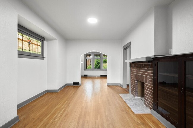 Building Photo - Stunning 3 bedroom home in Pittsburgh avai...