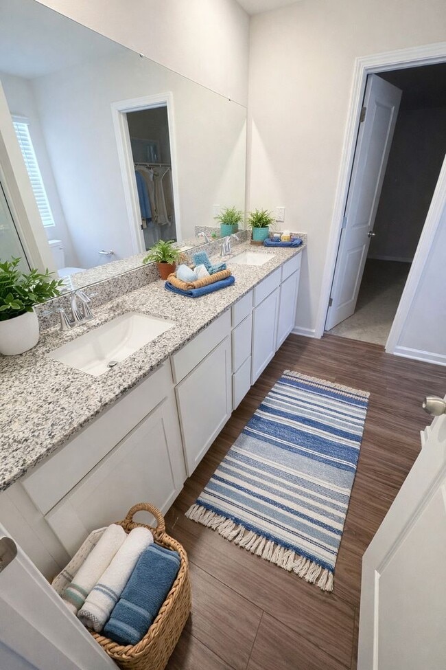 Building Photo - 5 Bedroom Home in Meadow Springs