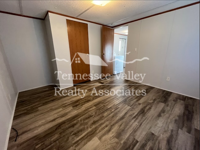 Building Photo - Well kept 3 bedroom/ 2 bathroom home just ...
