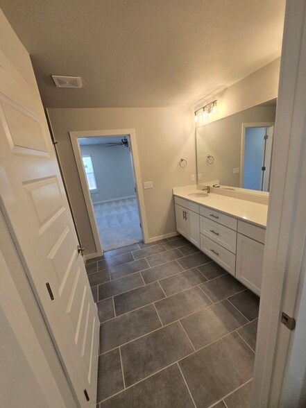 Building Photo - 480 S Benchmark Ln