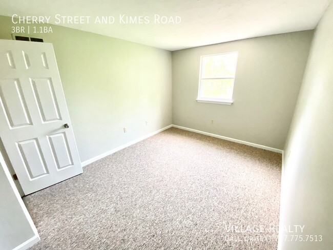 Building Photo - Available late-December! 3-bed Duplex in D...