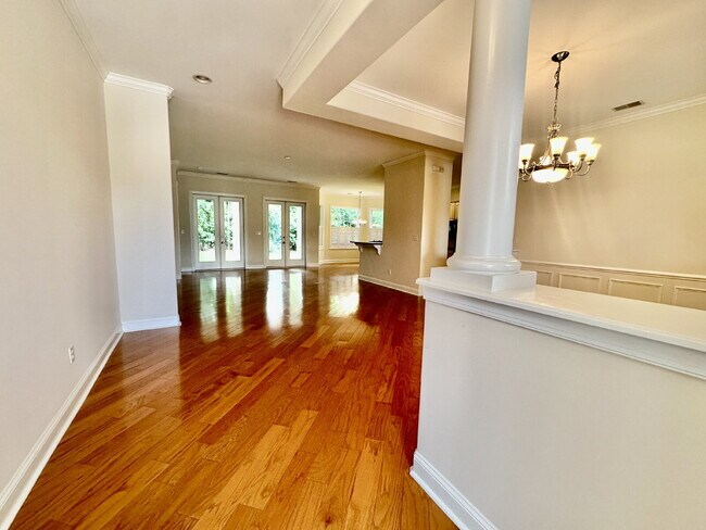Building Photo - Beautifully Maintained Three Bedroom Home ...