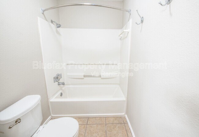 Building Photo - 225 Samantha Dr