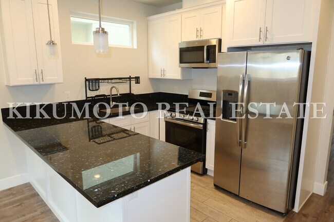 Building Photo - Modern & Elegant Tri-level home in the Riv...