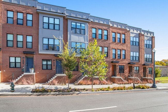 Building Photo - Spacious 4-level Home| 3 bedrooms + Garage parking!