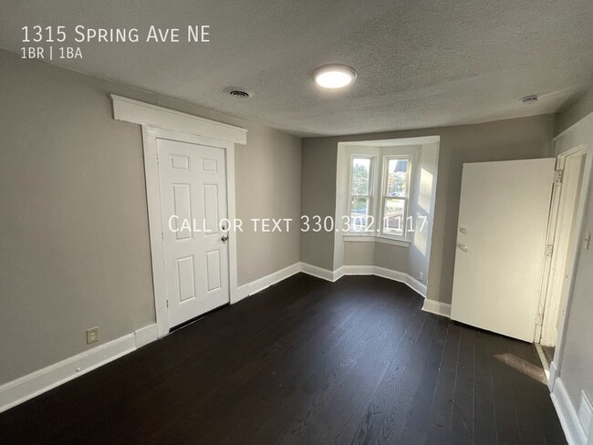 Building Photo - One bedroom one bathroom second level apar...