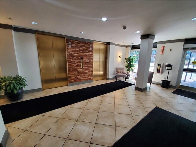 Building Photo - 1101 Juniper St NE