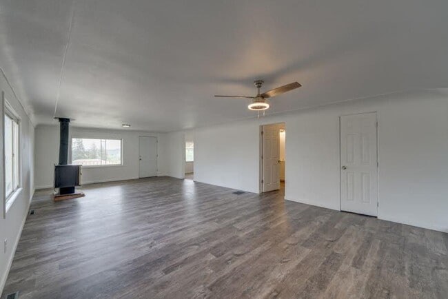 Building Photo - 4 bedroom 2 bath Home