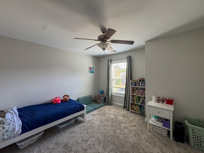 Building Photo - Well-Maintained 4 Bed 2.5 Bath Home with a Pool