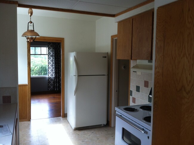 kitchen (living room through doorway) - 3218 SE 59th Avenue