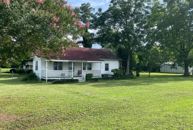 Building Photo - Spacious 3 Bedroom 1 Bath home with large storage building on a beautiful lot