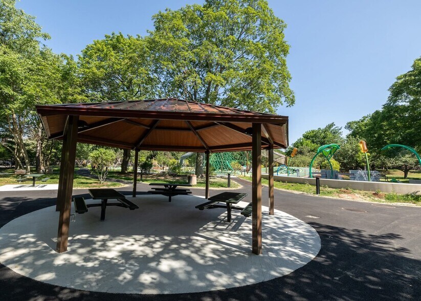 Building Photo - 475 Arsenal St