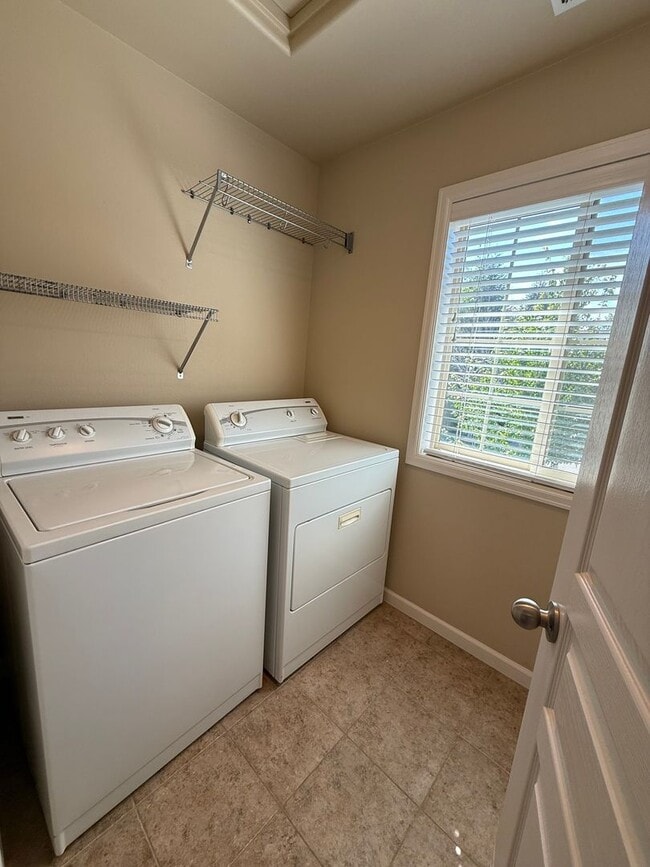Building Photo - NW Bend 3 Bed/2.5 Bath Villa - Schaeffer D...