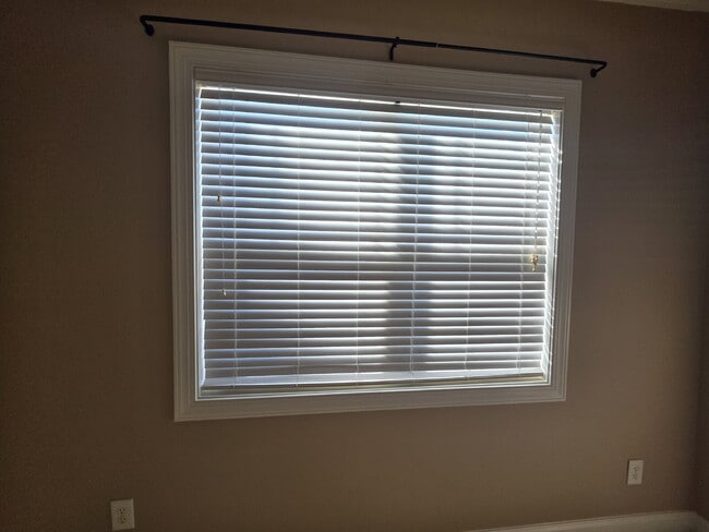 Building Photo - Spacious 4-Bedroom Home for Rent in Kings ...