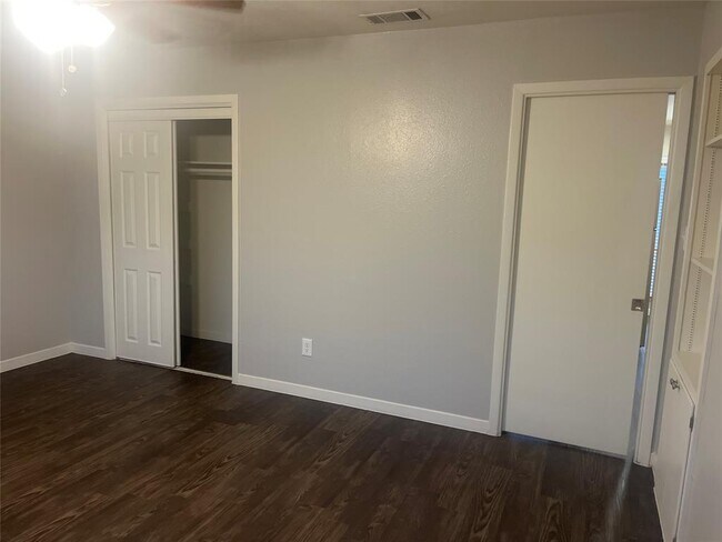 Building Photo - 5607 Sunshine Dr