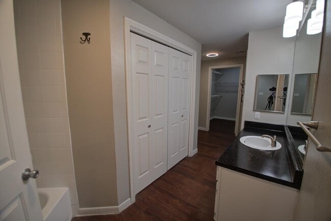 Building Photo - 2320 Gracy Farms Ln