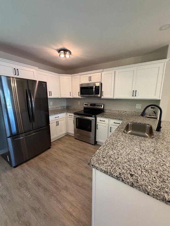 Building Photo - The Stowe Court Pet Friendly Condo for rent!