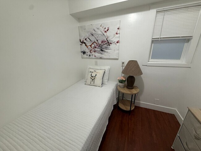 Building Photo - Affordable Private Girl room Downtown - Top Floor and Furnished