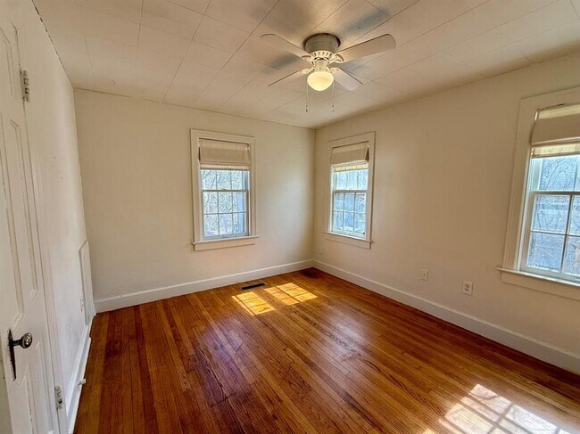 Building Photo - 730 S Littler Ave