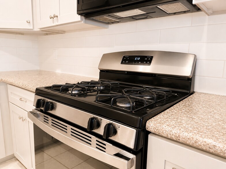 Large kitchen with granite counter tops and new appliances - 12826 Careywood Dr