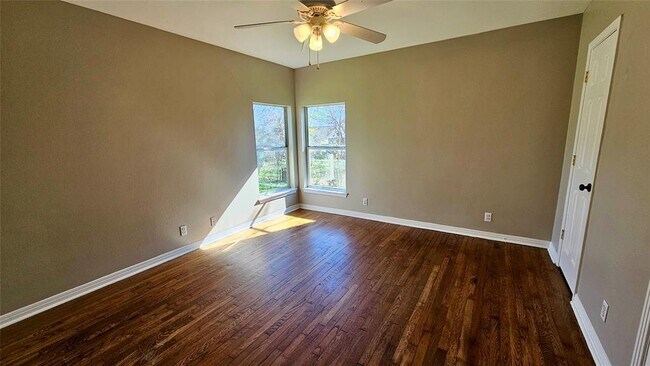 Building Photo - 919 W 6th St