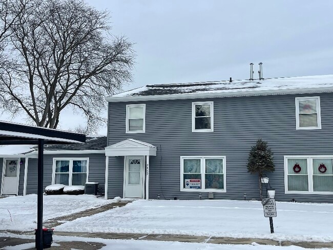 Building Photo - 9469 N Parkwood Dr