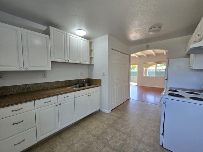 Building Photo - Cute Duplex for rent in Sacramento!