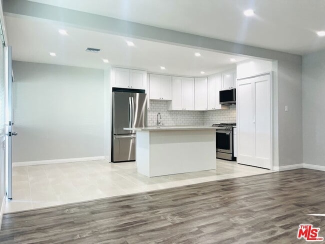Building Photo - 624 N Toluca Park Dr
