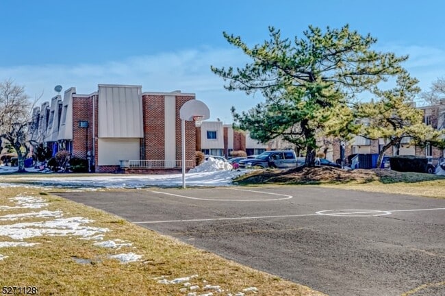 Building Photo - 798 Eves Dr