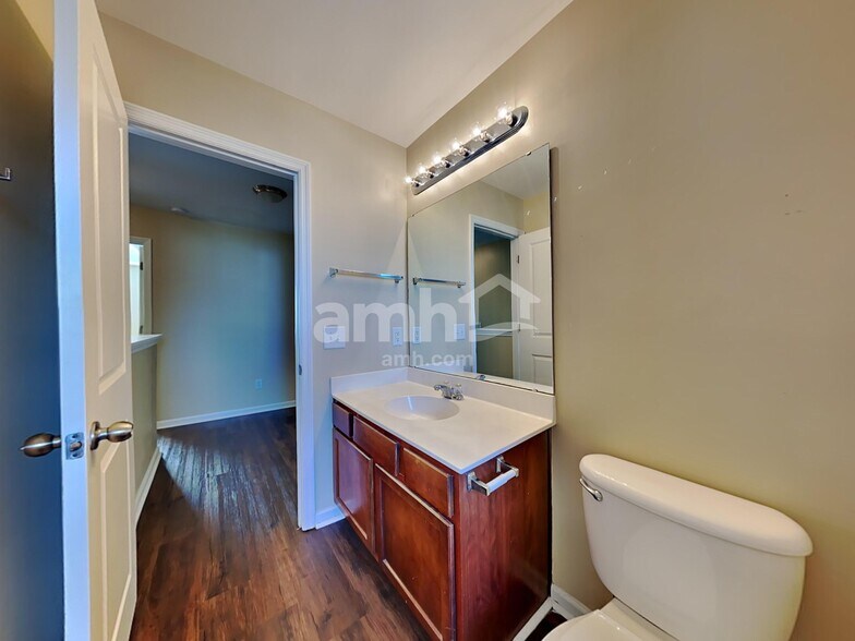 Building Photo - 577 English Oak Cir