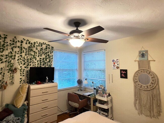 Building Photo - Large 3 Bedroom, 2 Bathroom Home w/ Study ...