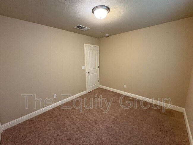 Building Photo - 4201 W Wren Ave