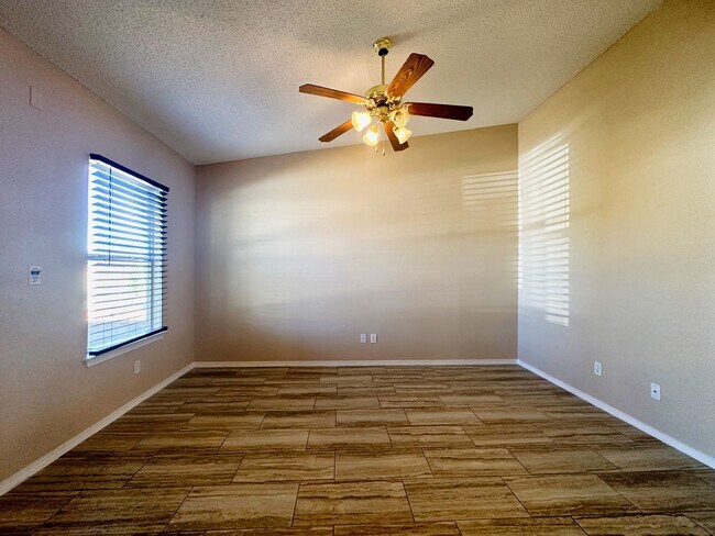 Building Photo - East 3 Bdrm 2 Bath