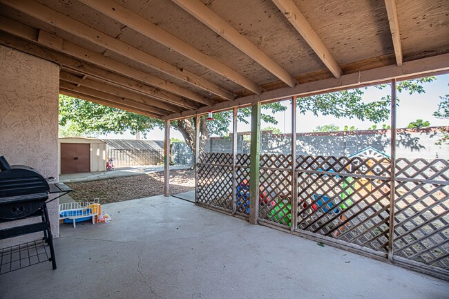 Building Photo - 4 Bedroom 2 Bathroom