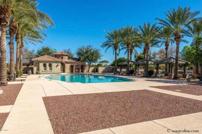 Building Photo - 2726 S Equestrian Dr