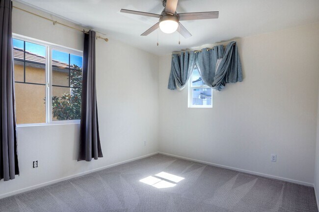 Building Photo - Beautiful Horse Creek Ridge Spacious 3 Bed / 2.5 Bath Home in Fallbrook with Solar