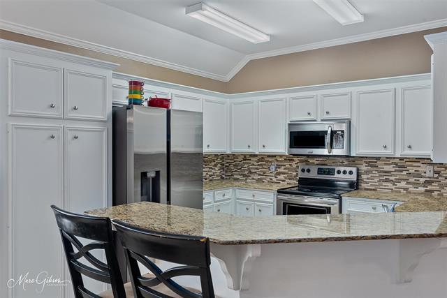 Building Photo - 3303 Colonial Dr