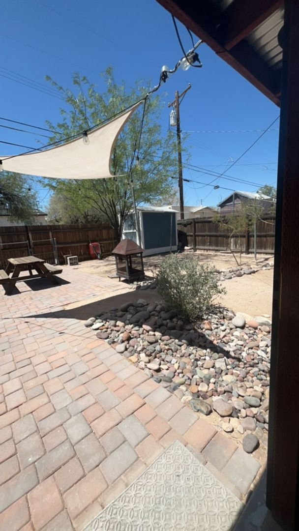 Building Photo - Close to University of Arizona